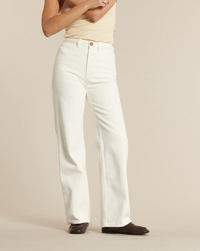 Jean en denim blanc 100 % coton, coupe droite et taille haute, offrant un tombé fluide et confortable adapté à toutes les morphologies féminines.