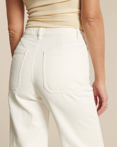 Jean femme en denim blanc 100% coton, coupe droite et ajustée au niveau des hanches, avec deux poches arrière pour un style casual et épuré.