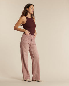 Jean droit en denim teint quartz rose, coupe fluide et confortable, conçu pour s’adapter parfaitement à toutes les morphologies féminines.