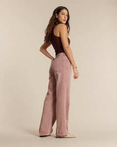 Jean pour femme en denim rose quartz, coupe large et fluide, matière en coton, offrant un confort et une silhouette adaptée à toutes les morphologies.