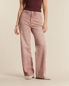 Jean femme en denim 100% coton de couleur quartz, coupe droite et confortable, adapté à toutes les morphologies pour un style décontracté et élégant.