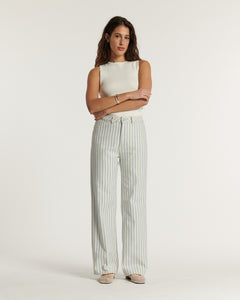 Jean large en coton à rayures verticales bleu clair et blanc, coupe droite et taille haute qui s’adapte parfaitement à toutes les morphologies féminines.