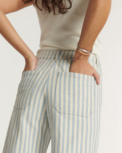Jean femme en denim rayé bleu clair et écru, coupe droite et taille haute, tissu en coton confortable adapté à toutes les morphologies.