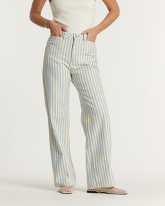 Jean droit pour femme en coton à rayures bleu clair et blanc, coupe taille haute offrant un ajustement flatteur adapté à plusieurs morphologies, idéal pour l'été.