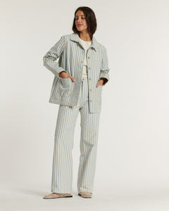 Jean pour femme en denim léger rayé bleu et blanc, coupe droite et taille haute, adapté aux morphologies A et X pour un style estival décontracté.