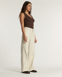 Jean large en coton à rayures sable clair, coupe droite avec une silhouette fluide et adaptée à toutes les morphologies féminines.