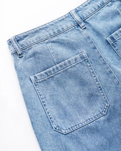 Jean femme en denim bleu clair, matière coton, coupe droite avec poches plaquées au dos, adapté à toutes les morphologies pour un confort optimal.