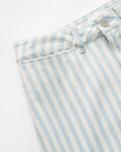 Jean en denim 100 % coton à rayures bleu clair et écru, coupe droite ajustée adaptée à toutes les morphologies féminines, matière douce et légère idéale pour l'été.