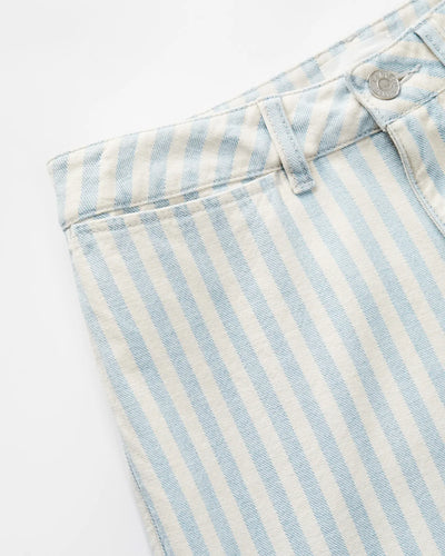 Jean en denim 100 % coton à rayures bleu clair et écru, coupe droite ajustée adaptée à toutes les morphologies féminines, matière douce et légère idéale pour l'été.