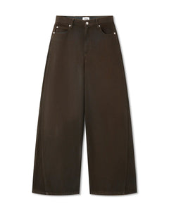Jean ballon femme en denim 100% coton marron foncé avec coupe large et taille moyenne, idéal pour un look estival décontracté et confortable.