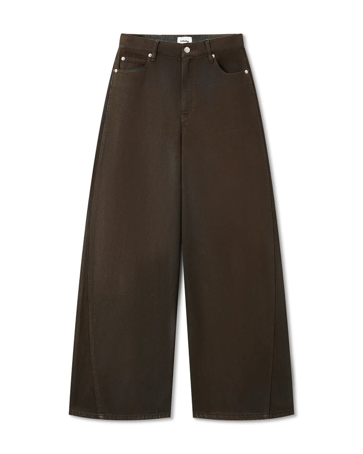 Jean ballon femme en denim 100% coton marron foncé avec coupe large et taille moyenne, idéal pour un look estival décontracté et confortable.