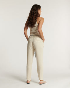 Jean droit femme en tissu Tencel couleur écume claire, coupe ajustée et confortable qui met en valeur toutes les morphologies, style estival élégant et léger.