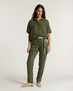 Pantalon khaki en tissu Tencel fluide, coupe droite ajustée, offrant un confort léger et un style décontracté parfait pour l'été.