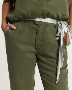 Pantalon femme en tissu tencel kaki, coupe droite ajustée avec ceinture nouée rayée, matière fluide et confortable adaptée à toutes les morphologies.