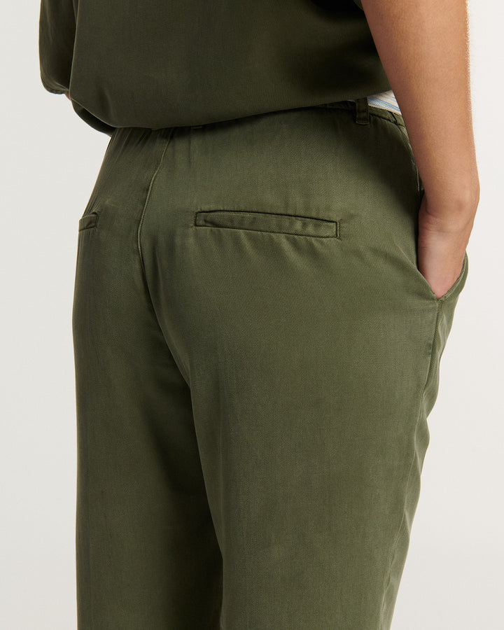 Pantalon femme en tissu Tencel kaki, coupe droite ajustée avec poches passepoilées, matière douce et fluide idéale pour un confort optimal.