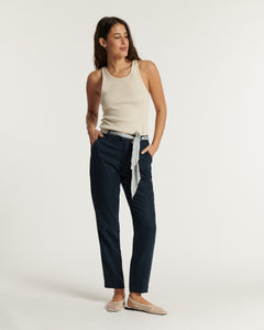 Jean marine en tissu Tencel fluide, coupe droite ajustée, conçu pour s'adapter naturellement à toutes les morphologies féminines.