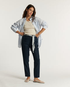 Jean pour femme en tissu Tencel bleu marine, coupe droite ajustée, matière fluide et légère offrant un confort adapté à toutes les morphologies.