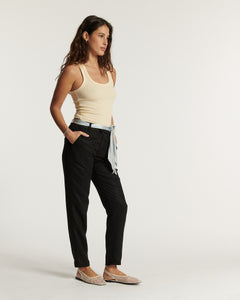 Pantalon noir en Tencel fluide et léger, coupe droite ajustée qui s’adapte parfaitement à toutes les morphologies, idéale pour un style élégant et confortable.