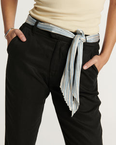 Pantalon noir en tissu fluide, coupe droite confortable, ceinturé d’une étoffe légère à rayures bleu clair, adapté à toutes les morphologies féminines.