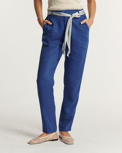 Pantalon en tissu Tencel bleu outremer, coupe droite ajustée, matière fluide et légère, ce jean élégant pour femme s'adapte à toutes les morphologies.