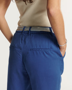 Pantalon femme en Tencel bleu outremer, coupe droite et confortable avec une matière douce et fluide, adapté à toutes les morphologies pour un style estival élégant.