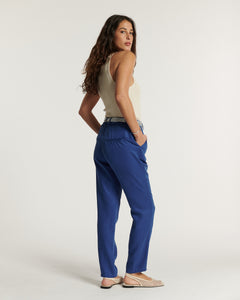 Jean femme en Tencel bleu outremer, coupe droite avec taille élastiquée, offrant un tombé fluide et un confort adapté à toutes les morphologies.