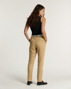 Pantalon beige en matière tencel légère avec coupe droite et ajustée, idéal pour un jean femme confortable et élégant, s'adaptant à toutes les morphologies.