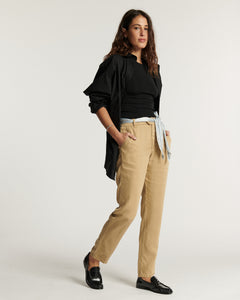 Pantalon en tissu Tencel couleur praline, coupe droite et ajustée, ceinturé à la taille pour un confort et une élégance naturelle adaptés à toutes les morphologies.
