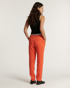 Pantalon femme en tencel couleur tangerine, coupe droite et ajustée, matière fluide et légère idéale pour l'été, offrant confort et élégance.