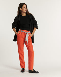 Jean femme en coton tencel orange tangerine, coupe droite ajustée avec ceinture nouée, offrant un style élégant et confortable adapté à toutes les morphologies.