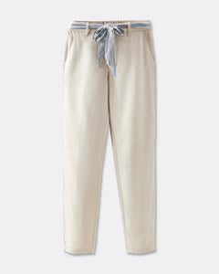 Pantalon beige en matière tencel fluide avec taille haute, coupe droite ajustée, ceinture rayée nouée pour un style estival élégant et confortable.