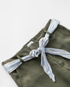Pantalon femme en tissu Tencel kaki, coupe droite ajustée avec ceinture nouée en tissu rayé bleu clair et blanc, style décontracté et confortable.