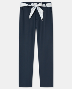 Pantalon en tissu Tencel marine, coupe droite ajustée, matière fluide et douce, ceinture rayée nouée pour un style féminin et confortable.