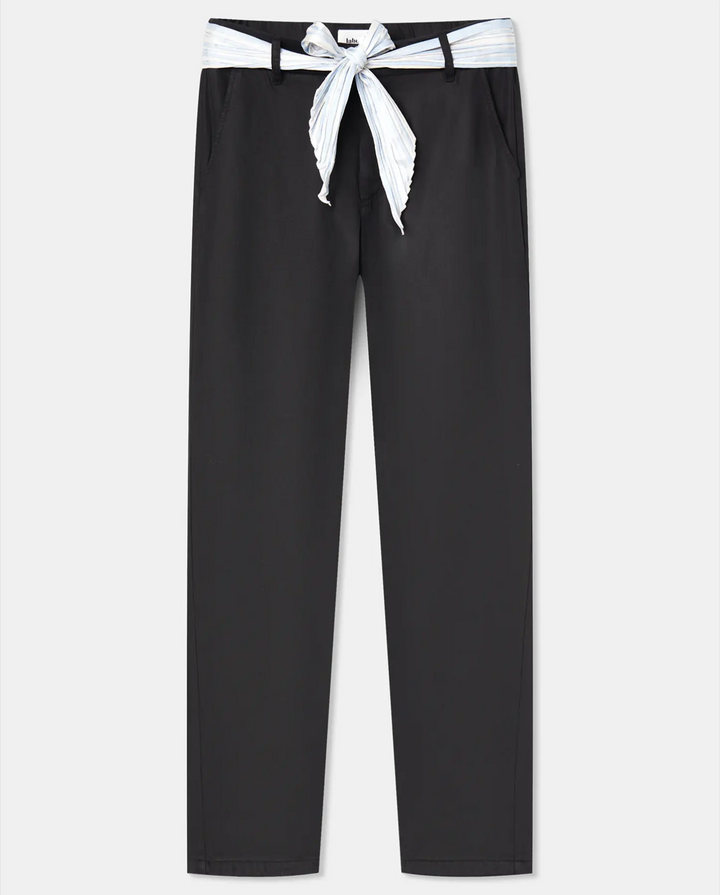 Pantalon noir en tissu Tencel fluide, coupe droite ajustée avec ceinture à nouer rayée blanche, un pantalon élégant et confortable pour femme.