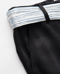 Jean noir en tissu Tencel souple avec coupe droite, élégant et confortable, conçu pour s'adapter à toutes les morphologies féminines.