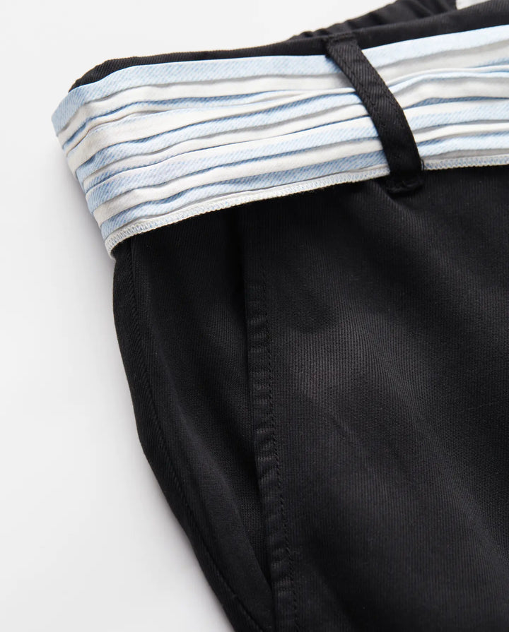 Jean noir en tissu Tencel souple avec coupe droite, élégant et confortable, conçu pour s'adapter à toutes les morphologies féminines.