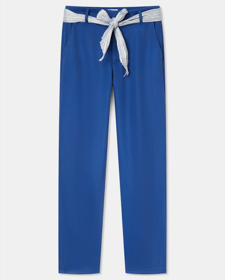 Pantalon en tencel bleu outremer, coupe droite ajustée, matière fluide et légère, ceinture en tissu nouée à la taille pour un style décontracté et féminin.