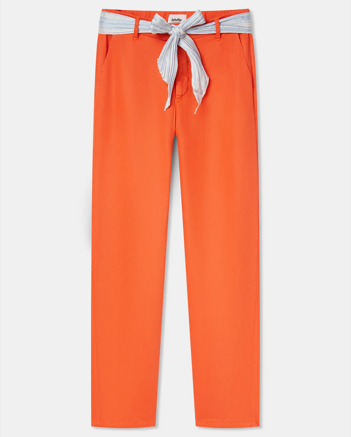 Pantalon femme en tencel orange vif, coupe droite ajustée avec ceinture légère à nouer, matière douce et fluide idéale pour l’été, s’adapte à toutes les morphologies.