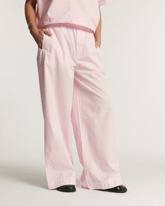Pantalon large en popeline légère rose pâle, coupe droite et fluide, en coton, offrant un tombé décontracté et confortable pour femme.
