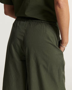 Pantalon en popeline kaki fluide, coupe large et confortable, adapté à toutes les morphologies pour un style décontracté et élégant en été.