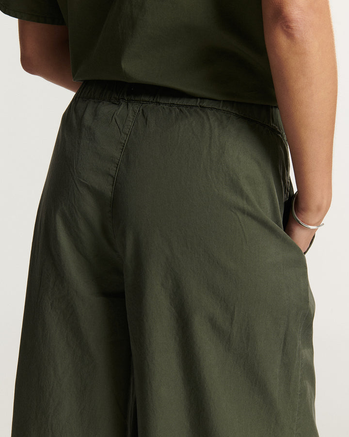 Pantalon en popeline kaki fluide, coupe large et confortable, adapté à toutes les morphologies pour un style décontracté et élégant en été.