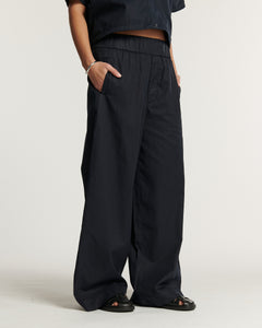 Pantalon large en popeline navy, coupe fluide avec taille élastique, matière légère et confortable adaptée pour l’été, style décontracté pour femme.