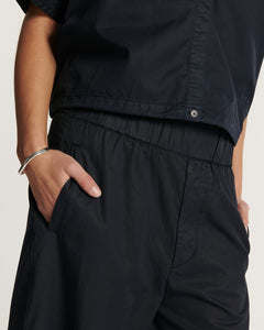 Pantalon en popeline de coton légère couleur bleu marine avec coupe droite et taille élastiquée, adapté à toutes les morphologies féminines.