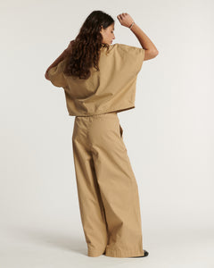 Pantalon large en popeline coloris praline, léger et fluide, coupe ample parfaite pour épouser toutes les morphologies féminines avec élégance et confort.