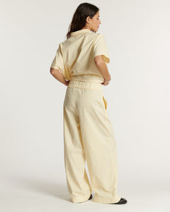 Pantalon large vanille en popeline de coton, coupe fluide et confortable avec taille élastiquée adaptée à toutes les morphologies pour un style décontracté.