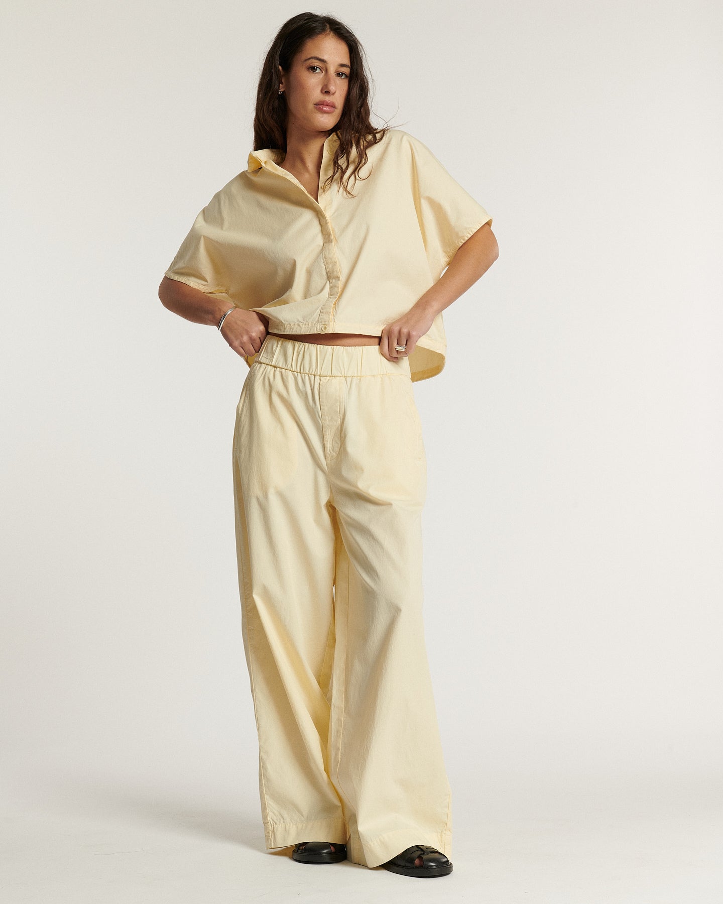 Pantalon large en popeline vanille, coupe droite avec taille élastique, en coton léger idéal pour une tenue femme estivale confortable et élégante.