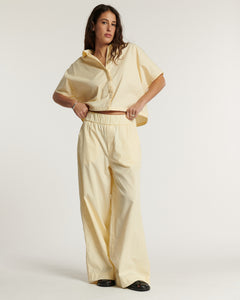 Pantalon large en popeline vanille, coupe droite avec taille élastique, en coton léger idéal pour une tenue femme estivale confortable et élégante.