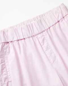Pantalon en popeline légère couleur rose pâle avec taille élastique, coupe droite et détails couture apparents pour un confort et une allure décontractée femme.