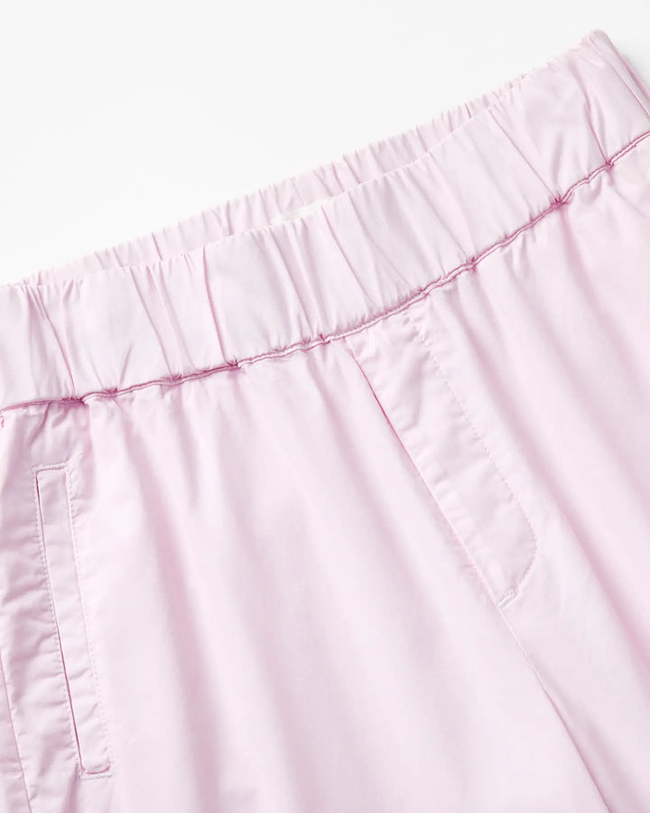 Pantalon en popeline légère couleur rose pâle avec taille élastique, coupe droite et détails couture apparents pour un confort et une allure décontractée femme.