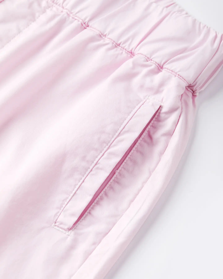 Jean pour femme en popeline légère rose pastel avec ceinture élastiquée, coupe droite et tissu doux adapté à toutes les morphologies.